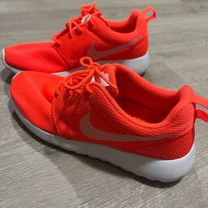 Nike Roshe Women’s size 6